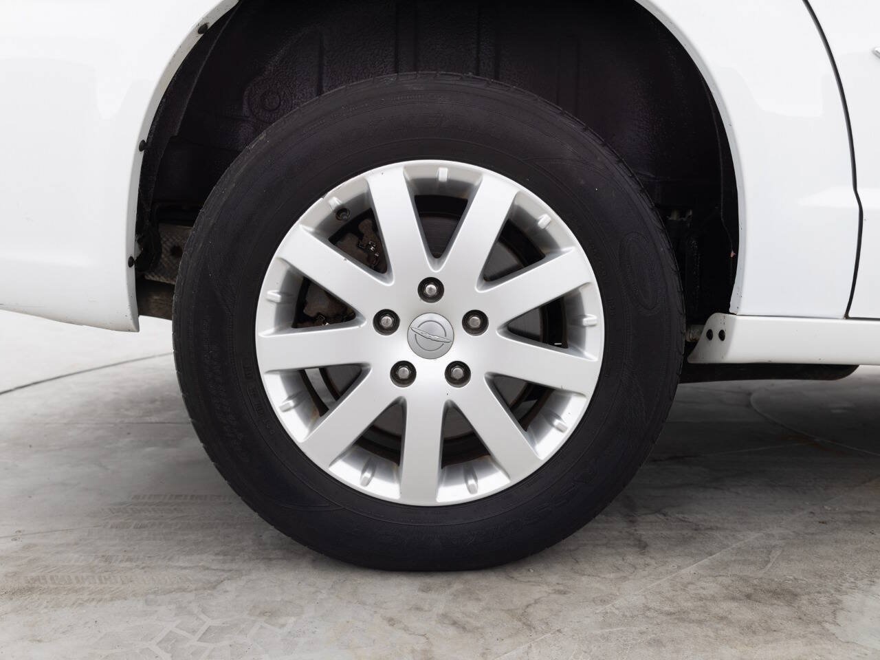 Used 2016 Chrysler Town & Country Touring FWD image 19