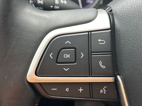 Used 2022 Toyota Highlander XLE FWD image 28