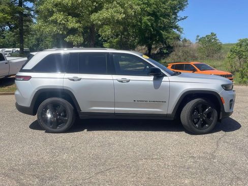 New 2025 Jeep Grand Cherokee Altitude AWD/4WD image 2