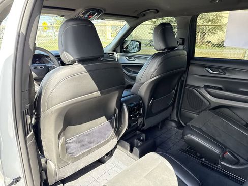 Used 2024 Jeep Grand Cherokee L Laredo image 14