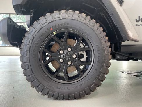 New 2025 Jeep Gladiator Willys image 13