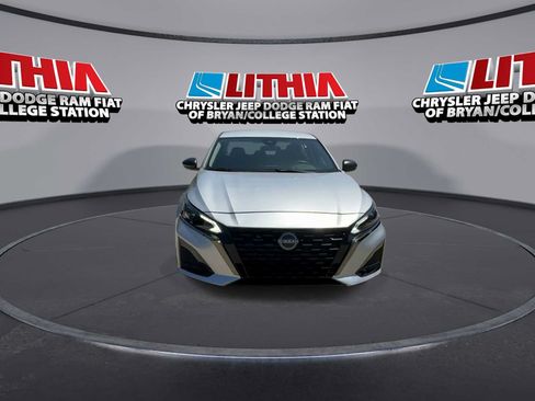 Used 2025 Nissan Altima 2.5 SV FWD image 3