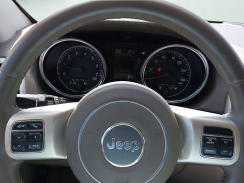 Used 2012 Jeep Grand Cherokee Laredo AWD/4WD image 31