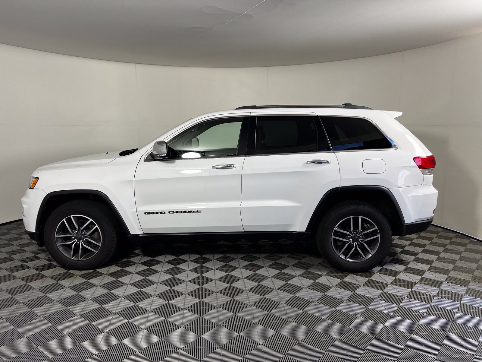 Used 2019 Jeep Grand Cherokee Limited AWD/4WD image 8