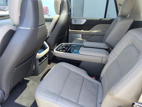 Certified 2024 Lincoln Navigator L Reserve AWD/4WD image 18
