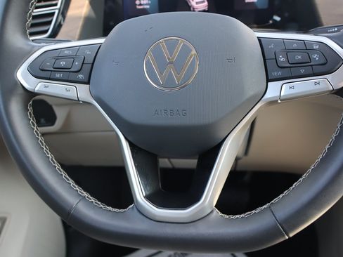 Used 2024 Volkswagen Atlas SE AWD/4WD image 16