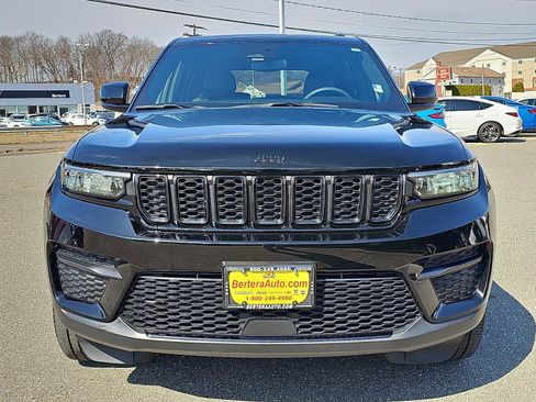 Used 2023 Jeep Grand Cherokee Altitude image 2