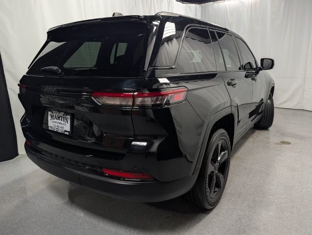 Used 2024 Jeep Grand Cherokee Altitude AWD/4WD image 3