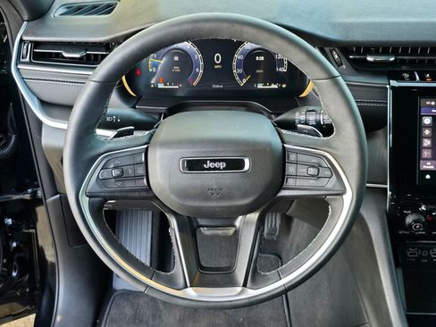Used 2025 Jeep Grand Cherokee Altitude AWD/4WD image 22