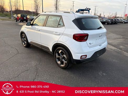 Used 2023 Hyundai Venue SEL image 9