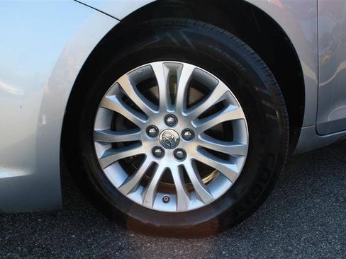 Used 2013 Toyota Sienna XLE w/ Entertainment Pkg FWD image 9