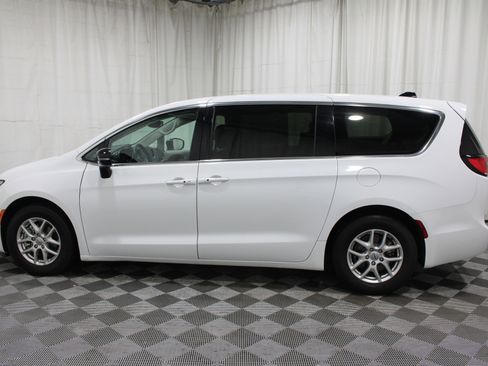 Used 2024 Chrysler Pacifica Touring-L FWD image 33