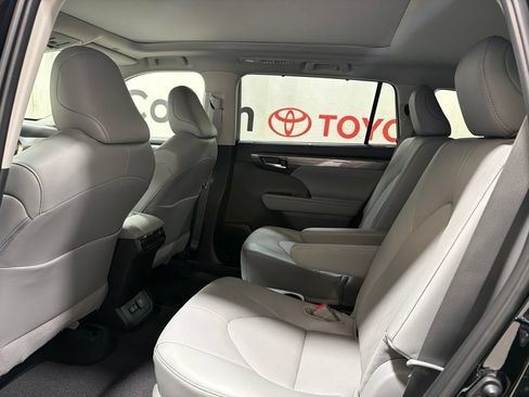 Used 2026 Toyota Highlander Platinum AWD/4WD image 21