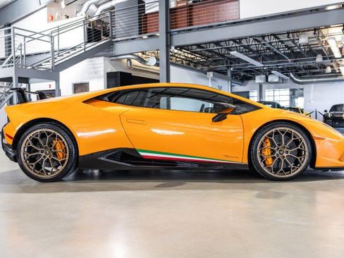Used 2018 Lamborghini Huracan Performante AWD/4WD image 7