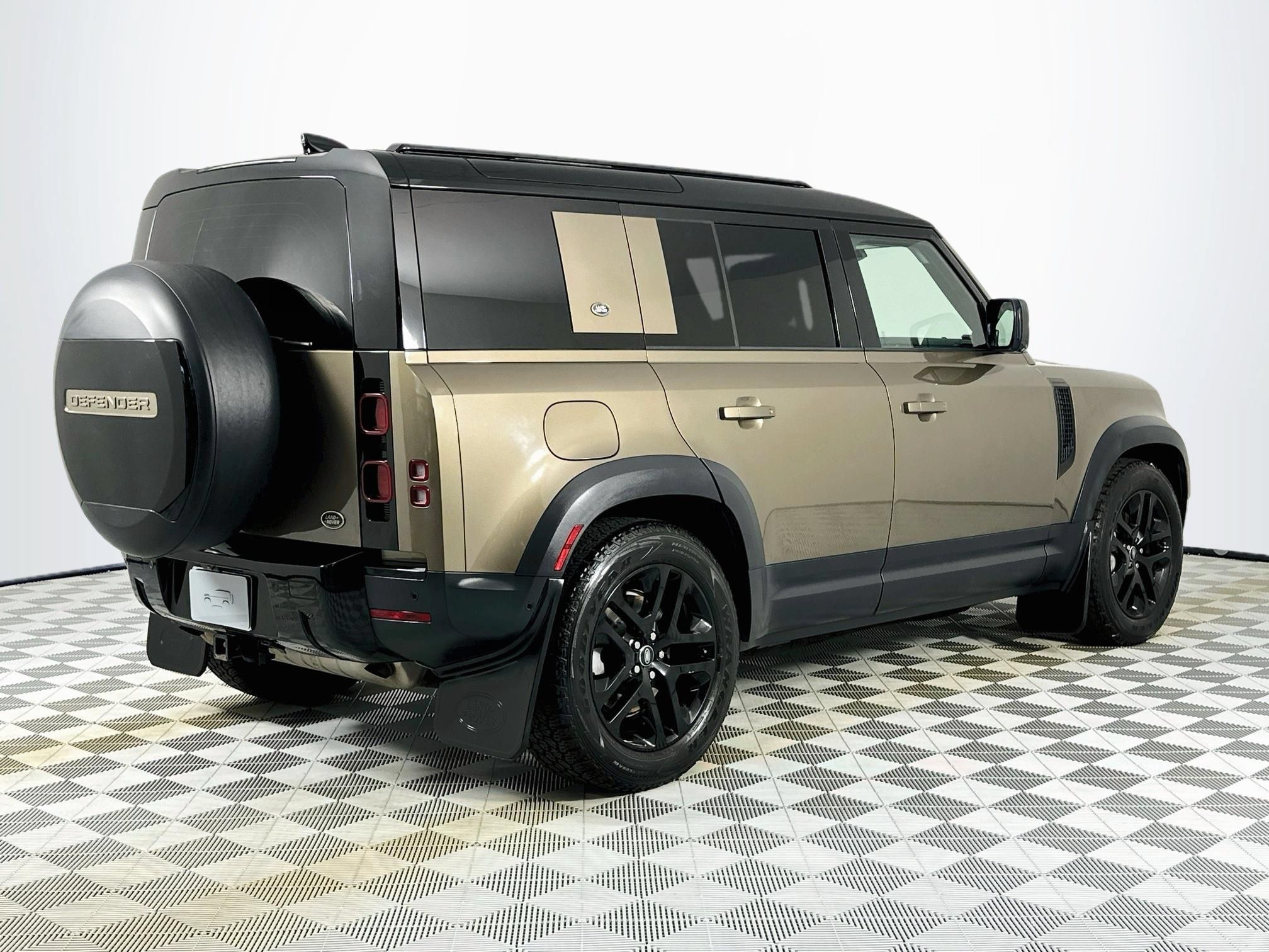 Used 2020 Land Rover Defender 110 HSE AWD/4WD image 5