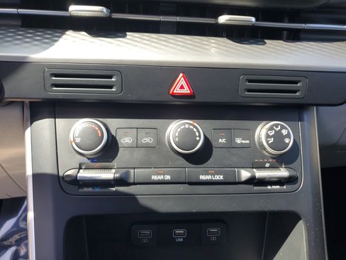 Used 2023 Kia Carnival LX image 26