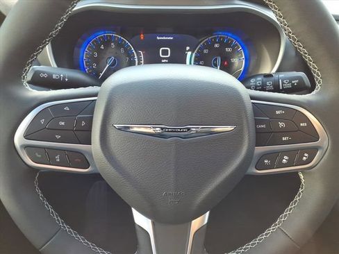 New 2026 Chrysler Pacifica Select AWD/4WD image 10