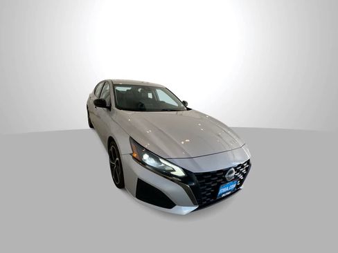 Used 2023 Nissan Altima 2.5 SR image 2