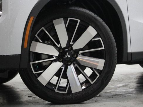 New 2025 Mitsubishi Outlander SE image 3