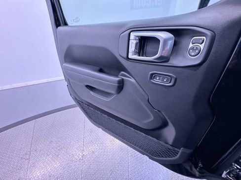 Used 2023 Jeep Gladiator Rubicon w/ LED Lighting Group AWD/4WD image 32
