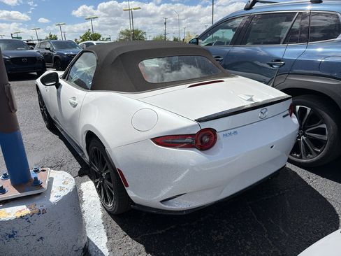 New 2026 MAZDA MX-5 Miata Club w/ Appearance Package RWD image 4