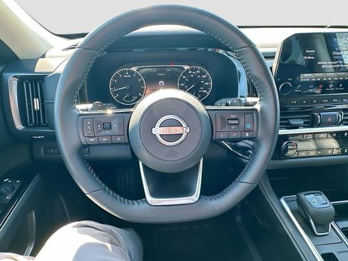 Used 2023 Nissan Pathfinder SL image 12