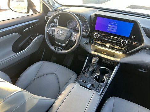 Used 2024 Toyota Highlander Limited image 11