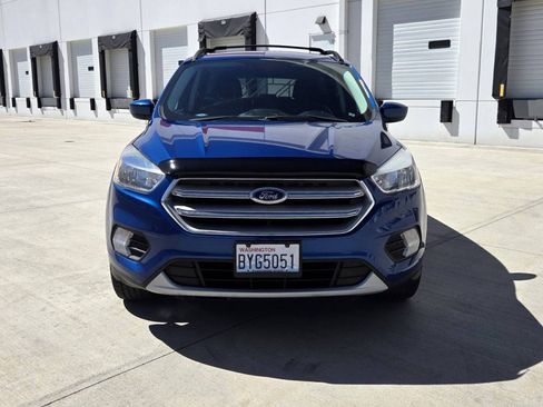 Used 2018 Ford Escape SE w/ SE Sync 3 Package FWD image 2
