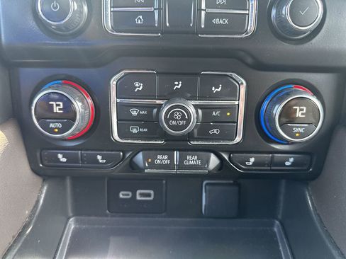 Used 2024 Chevrolet Suburban LT RWD image 29