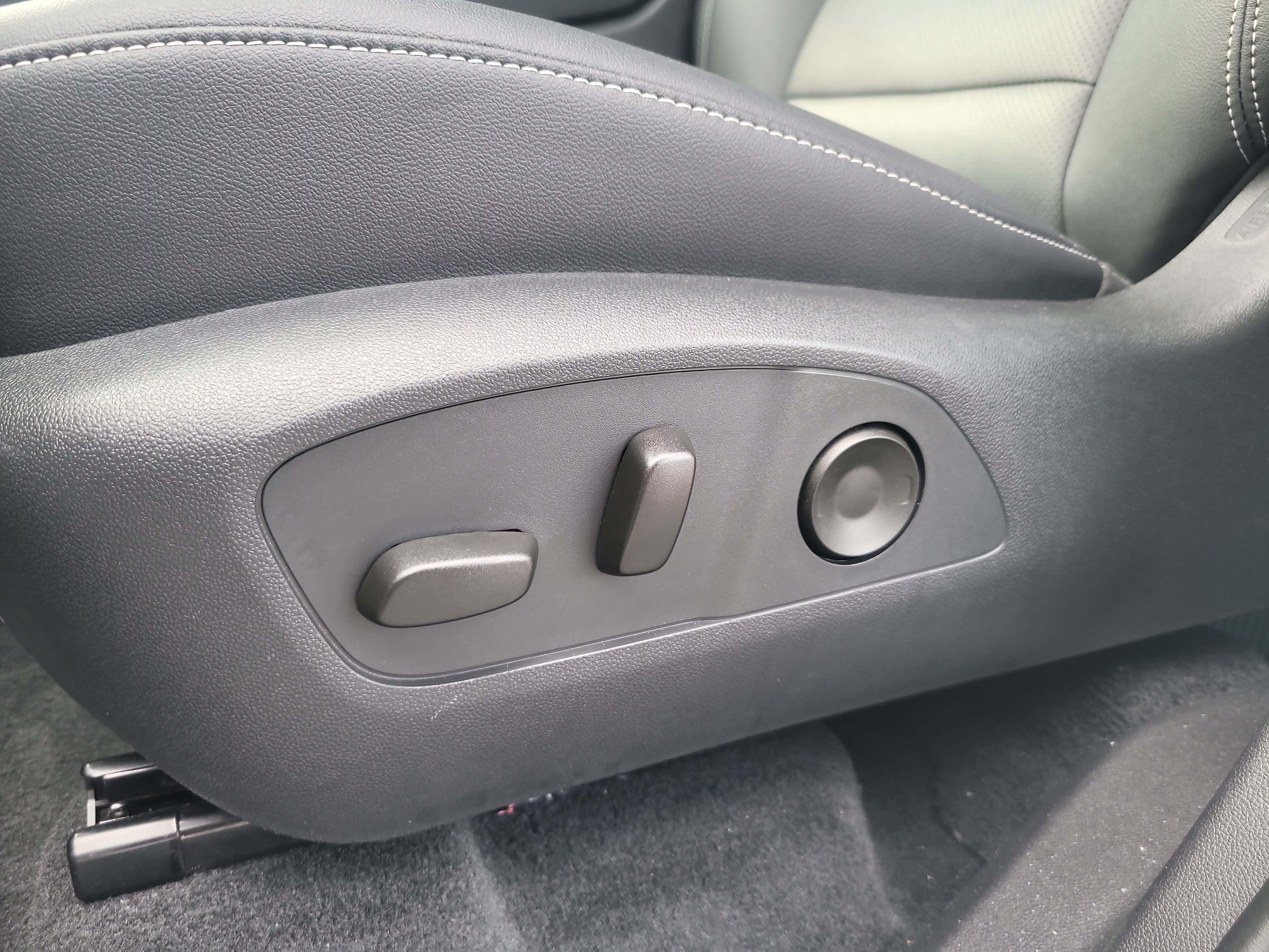 Used 2025 Chevrolet Traverse LT w/ Driver Confidence Package FWD image 17