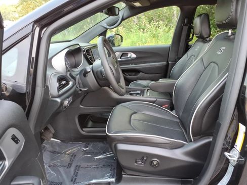 Used 2026 Chrysler Pacifica Limited w/ S Appearance Package FWD image 13