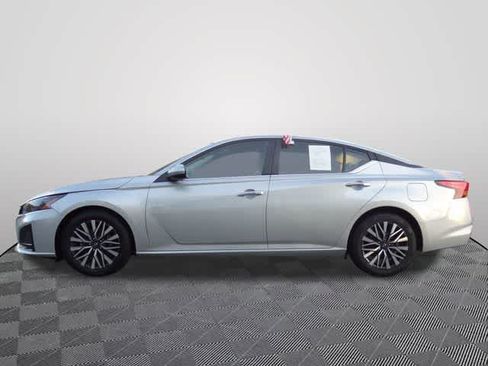 Used 2023 Nissan Altima 2.5 SV FWD image 2