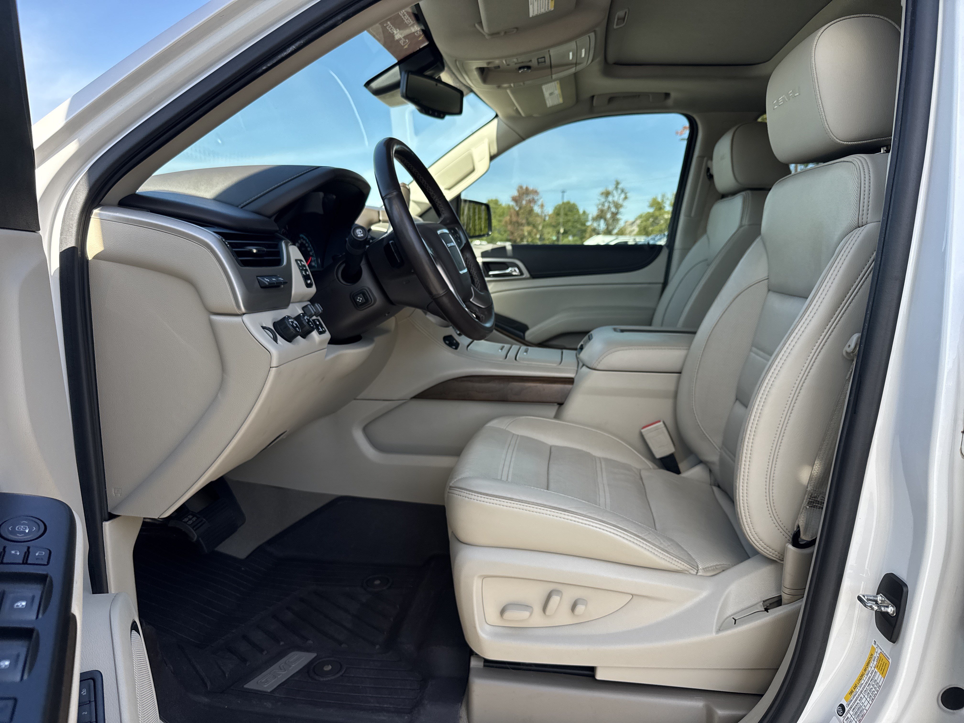 Used 2020 GMC Yukon XL Denali w/ Denali Premium Package AWD/4WD image 17
