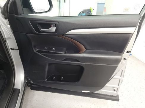Used 2019 Toyota Highlander XLE AWD/4WD image 38