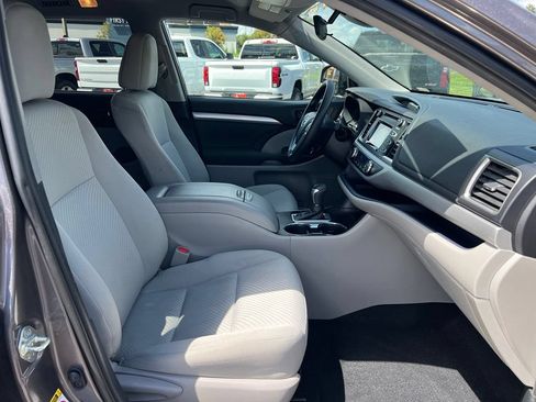 Used 2019 Toyota Highlander LE AWD/4WD image 15