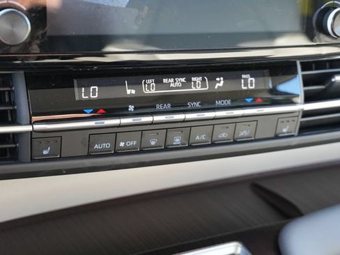 Used 2023 Toyota Sienna XLE FWD image 36
