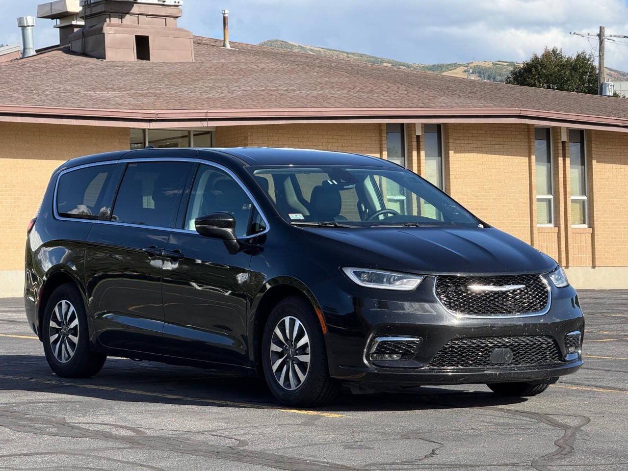 Used 2023 Chrysler Pacifica Touring-L FWD image 7