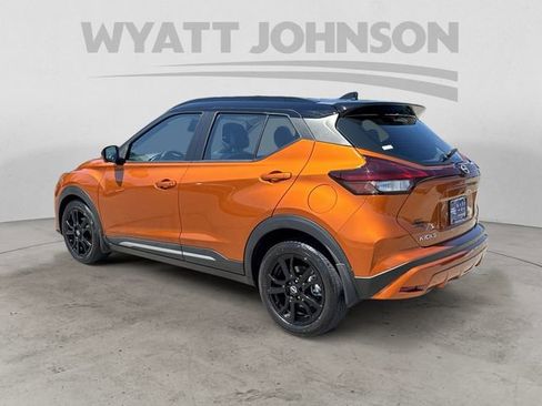 Used 2023 Nissan Kicks SR w/ SR Premium Package FWD image 3
