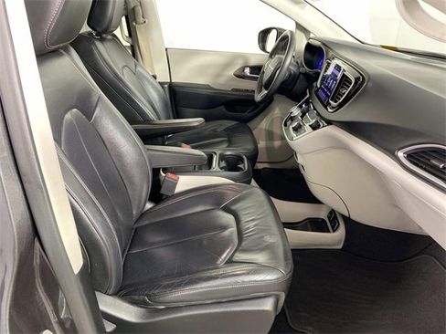 Used 2018 Chrysler Pacifica Touring-L image 11