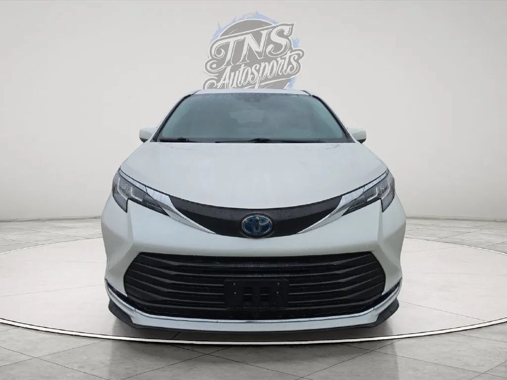 Used 2021 Toyota Sienna XLE FWD image 9