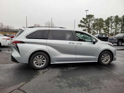 Used 2021 Toyota Sienna XLE image 14