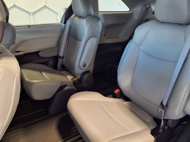 Used 2022 Toyota Sienna XLE AWD/4WD image 13