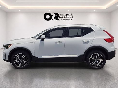 Used 2025 Volvo XC40 B5 Core AWD/4WD image 3