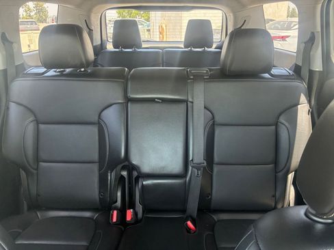 Used 2023 GMC Acadia SLT FWD image 41