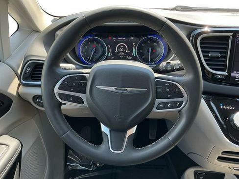 Used 2023 Chrysler Pacifica Touring-L image 12