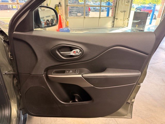 Used 2020 Jeep Cherokee Limited AWD/4WD image 25