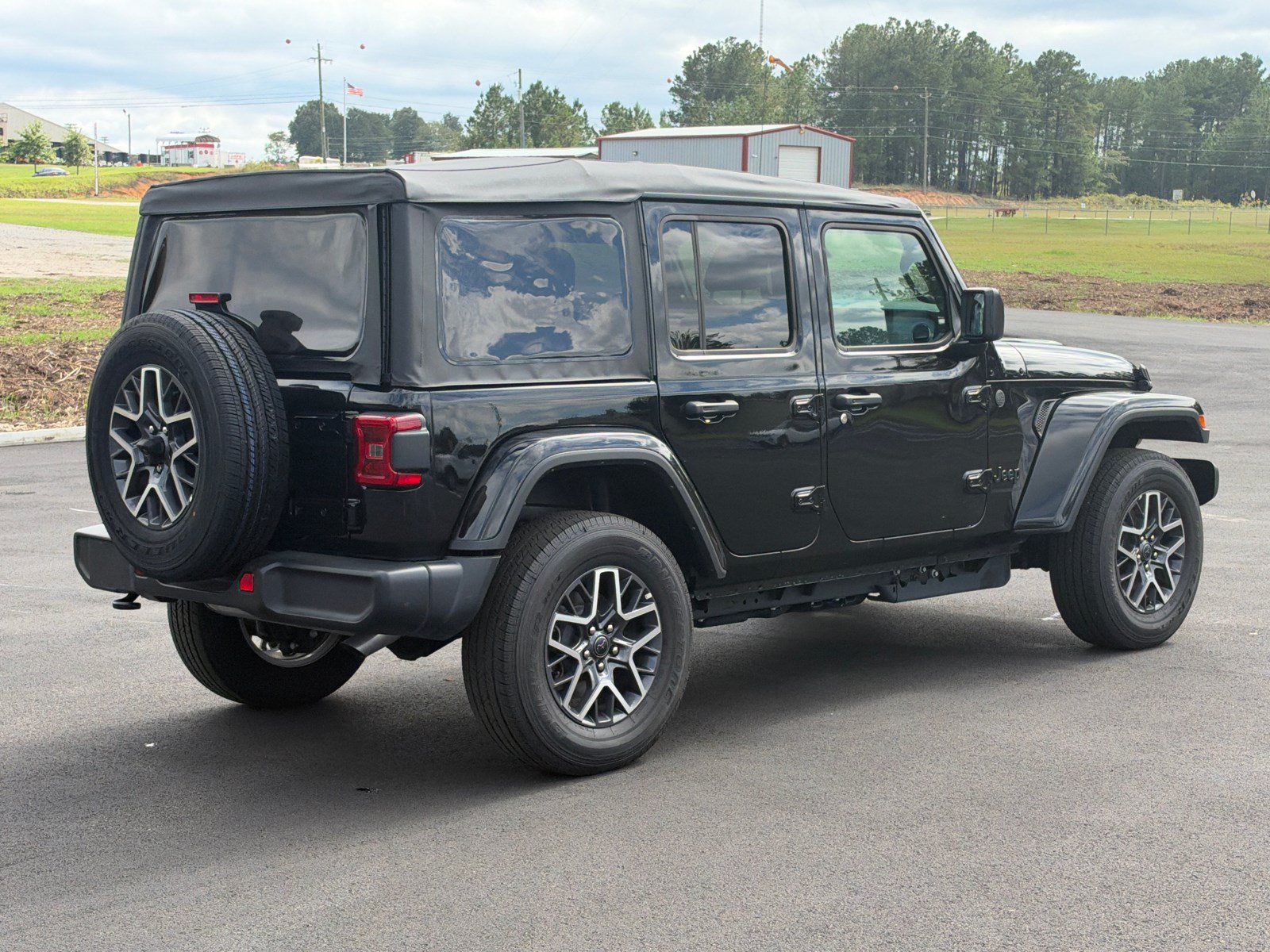 Used 2026 Jeep Wrangler Unlimited Sahara AWD/4WD image 5