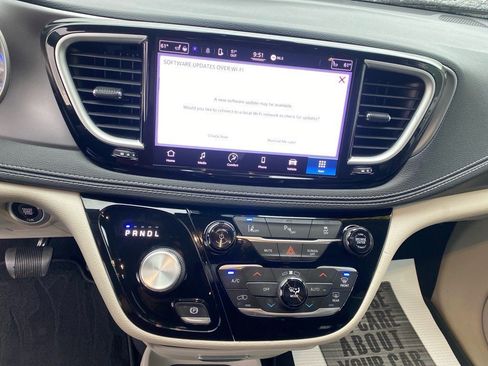 Used 2022 Chrysler Pacifica Touring-L image 11