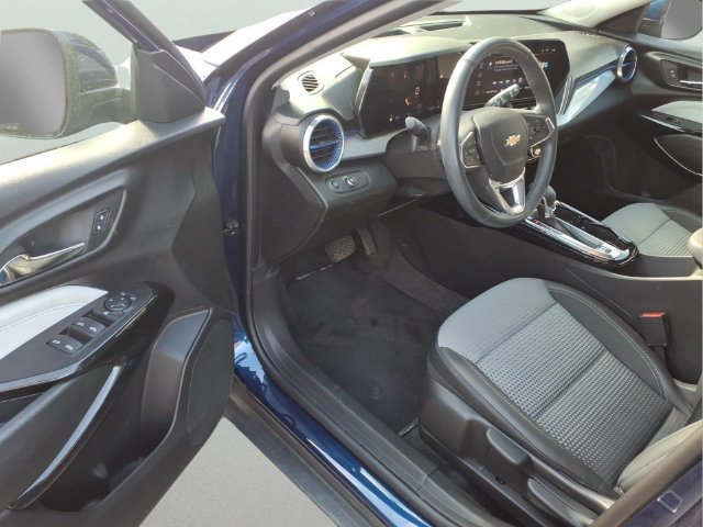 Used 2024 Chevrolet Trax LT w/ LT Convenience Package FWD image 9