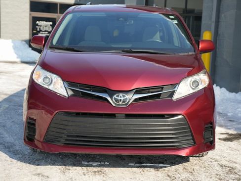 Used 2018 Toyota Sienna LE image 5